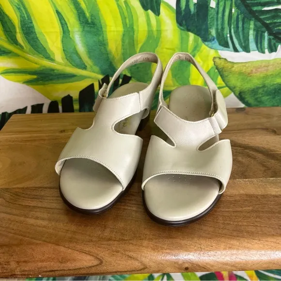 $155 SAS 6.5W Suntimer Pearl Bone Comfortable Cream Spring Summer Heeled Sandals