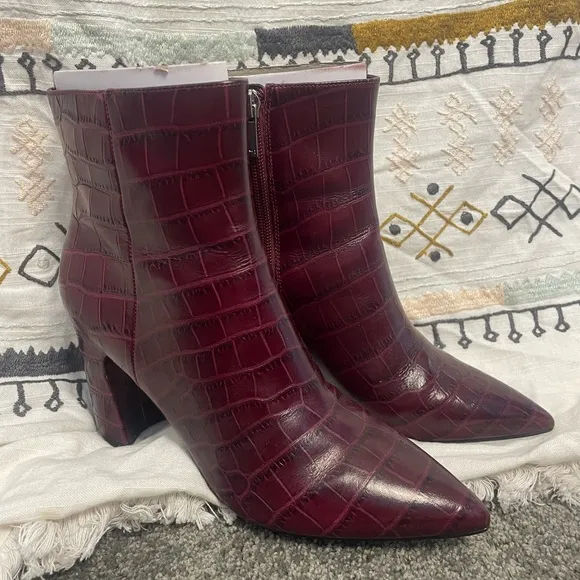 $210! Marc Fisher Daith Leather Maroon Crocodile Ankle Boots Block Heel size 7.5