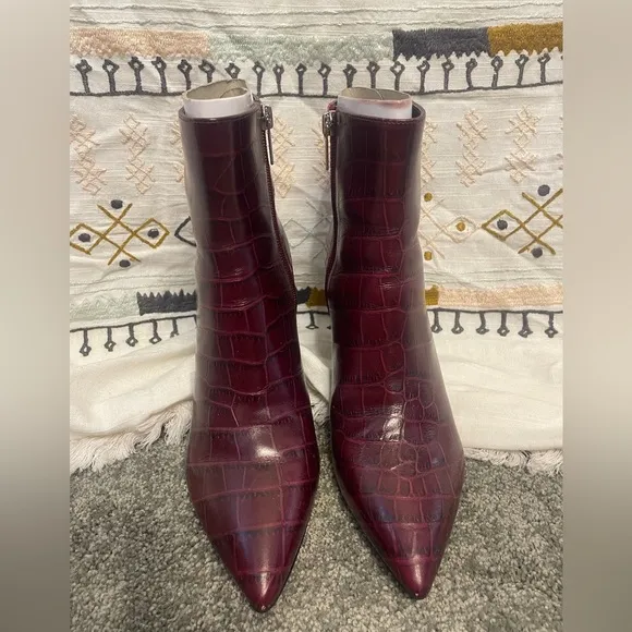 $210! Marc Fisher Daith Leather Maroon Crocodile Ankle Boots Block Heel size 7.5