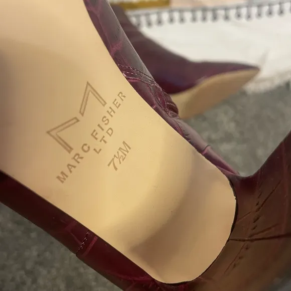 $210! Marc Fisher Daith Leather Maroon Crocodile Ankle Boots Block Heel size 7.5