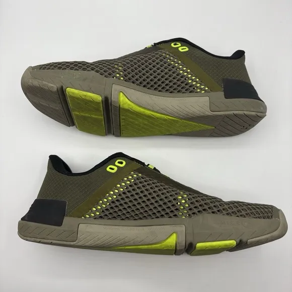 [3025052-300] Mens Under Armour TriBase Reign 4 Size 9.5