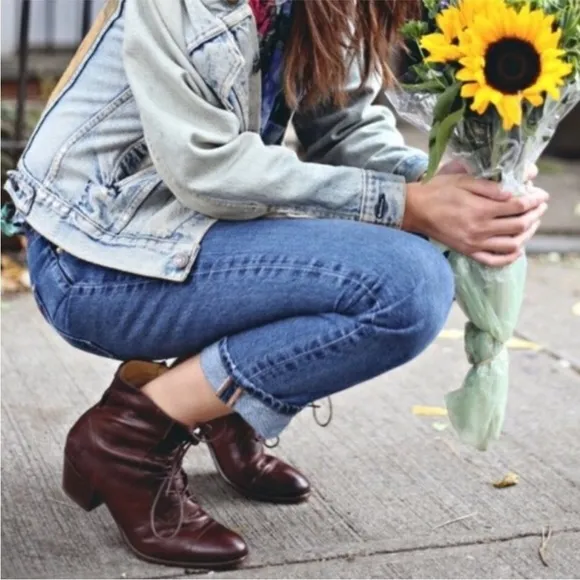 $365 Frye Courtney Brown Leather Lace Up Low Heeled Comfy Casual Ankle Bootie