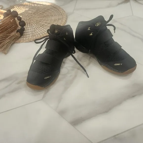 [AND1].&quot; CHOSEN 1&quot; boys size 4 black nubuck and leather hi top sneaker.