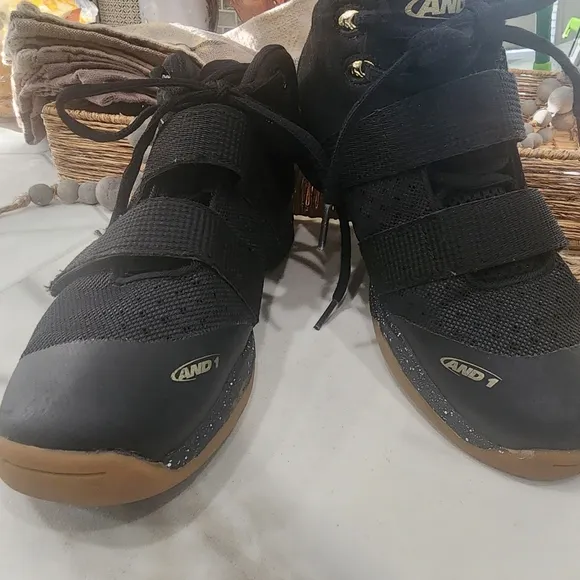 [AND1].&quot; CHOSEN 1&quot; boys size 4 black nubuck and leather hi top sneaker.