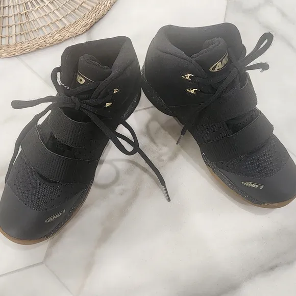 [AND1].&quot; CHOSEN 1&quot; boys size 4 black nubuck and leather hi top sneaker.