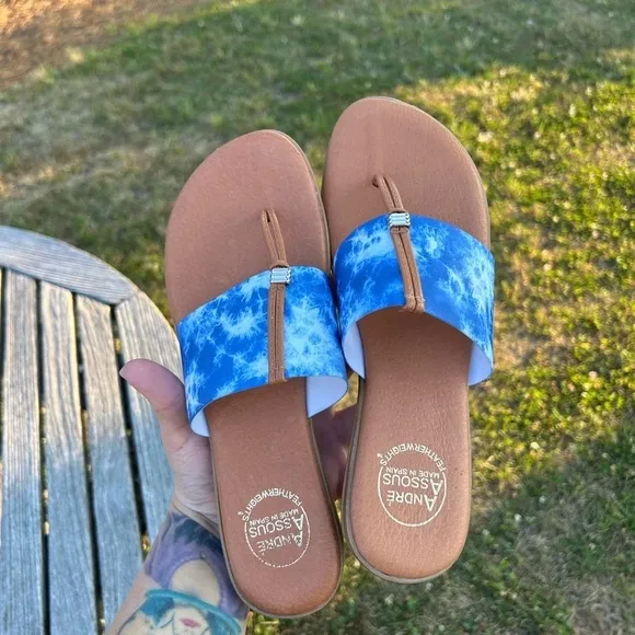 ANDRE ASSOUS blue &amp; white‎ sandals size 9 featherweight