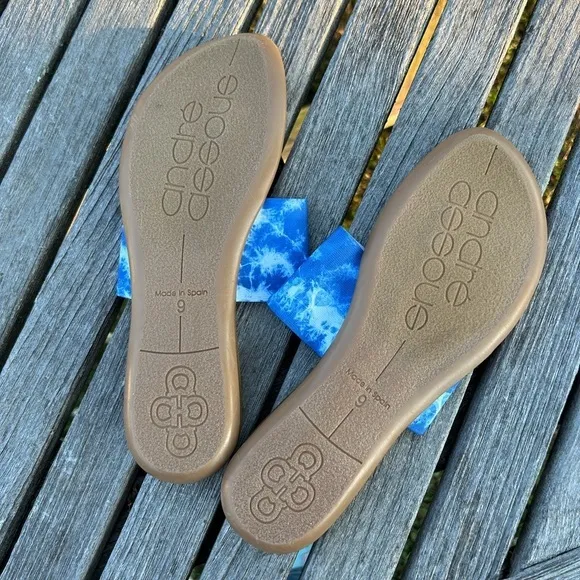 ANDRE ASSOUS blue &amp; white‎ sandals size 9 featherweight