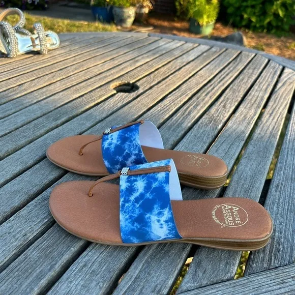 ANDRE ASSOUS blue &amp; white‎ sandals size 9 featherweight