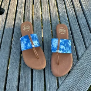 ANDRE ASSOUS blue &amp; white‎ sandals size 9 featherweight