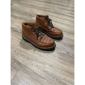 Ariat men’s brown leather lace up chukka work boot  8