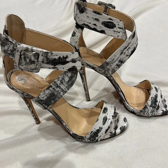 Barneys, New York, Vero Cuoio Stylish Black and White Women's Heels