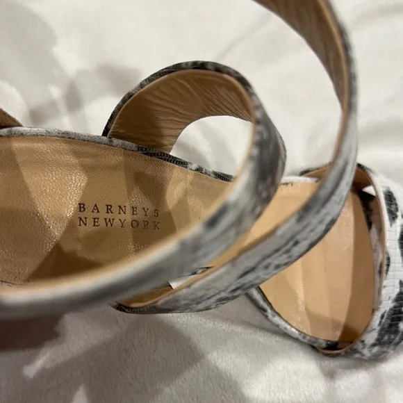 Barneys, New York, Vero Cuoio Stylish Black and White Women's Heels