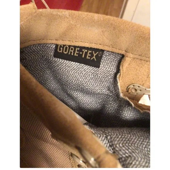 BELLIVELLE COMAT BOOT WITH VIBRAM SOLE AND GORTES SZ 5.5