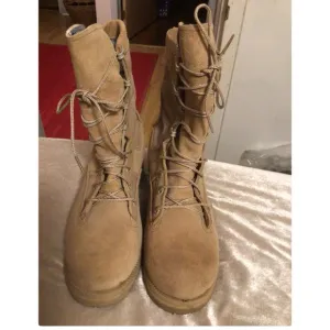 BELLIVELLE COMAT BOOT WITH VIBRAM SOLE AND GORTES SZ 5.5