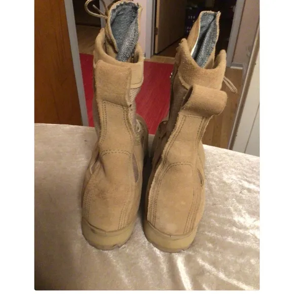 BELLIVELLE COMAT BOOT WITH VIBRAM SOLE AND GORTES SZ 5.5