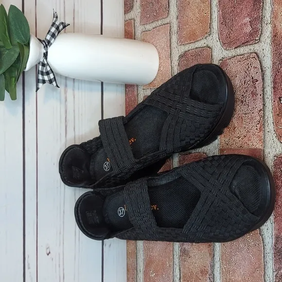 Bernie Mev Black Elastic Woven Hallie Wedge Heel Open Toe Casual Sandals 6.5