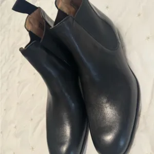 Black Leather Chelsea Boots with Elastic Panels