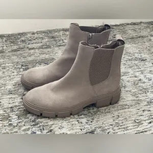 Blondo Chelsea Boots Size 8.5 Beige Taupe Waterproof Zip Ankle Suede