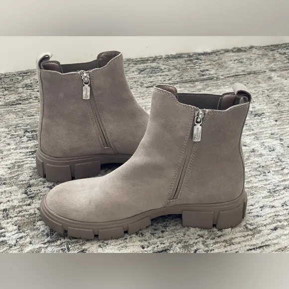 Blondo Chelsea Boots Size 8.5 Beige Taupe Waterproof Zip Ankle Suede