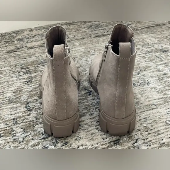 Blondo Chelsea Boots Size 8.5 Beige Taupe Waterproof Zip Ankle Suede