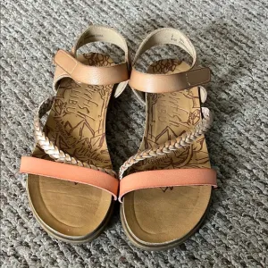 Blowfish Malibu// Girl’s Tan and Peach Strappy Sandals Size 2