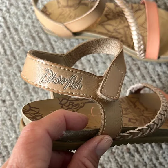 Blowfish Malibu// Girl’s Tan and Peach Strappy Sandals Size 2