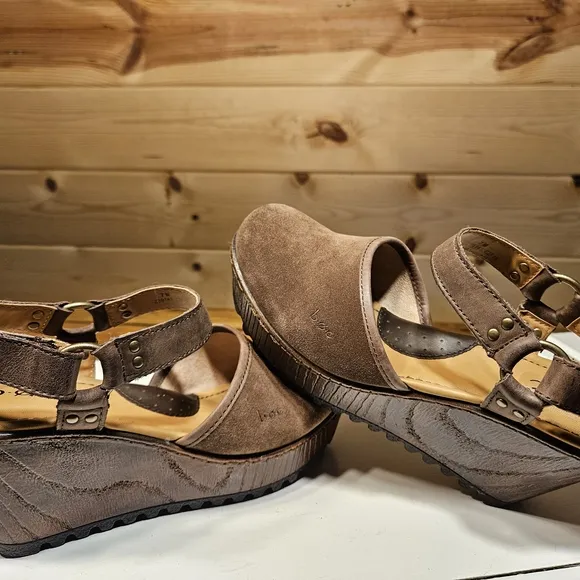 b.o.c Brown Suede Sandals