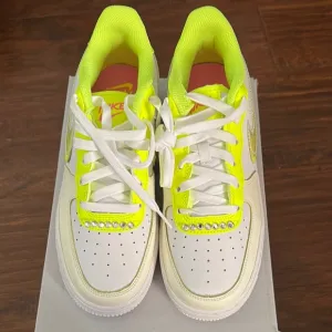 Brand New Nike Air Force 1LV8 Shoes - White and Neon Yellow youth size 6.5