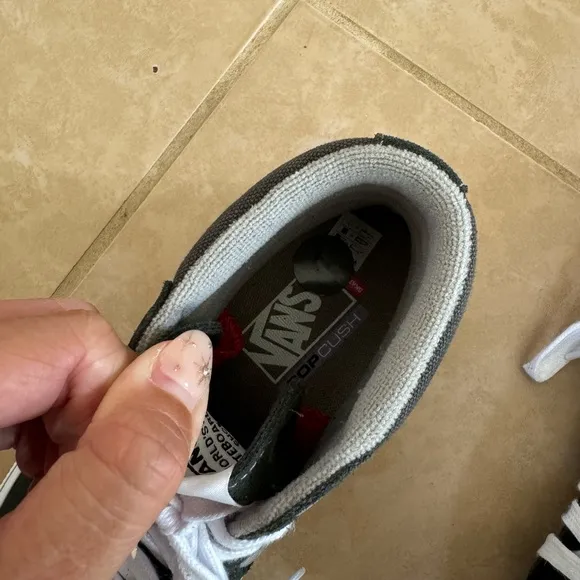Brand new vans men’s 7 skate shoes
