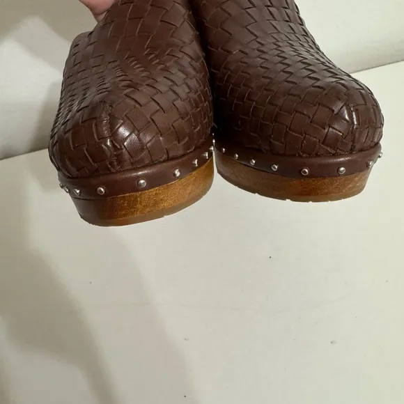 Brighton Caramel Brown Woven Leather Studded Clogs Mules Shoes Size 9