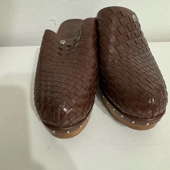 Brighton Caramel Brown Woven Leather Studded Clogs Mules Shoes Size 9