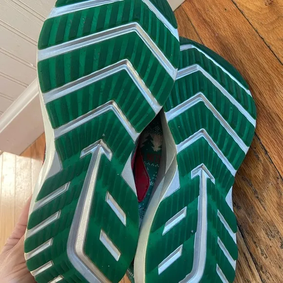Brooks Women's Festive Green and Red very merry Running Shoes sz 9.5
