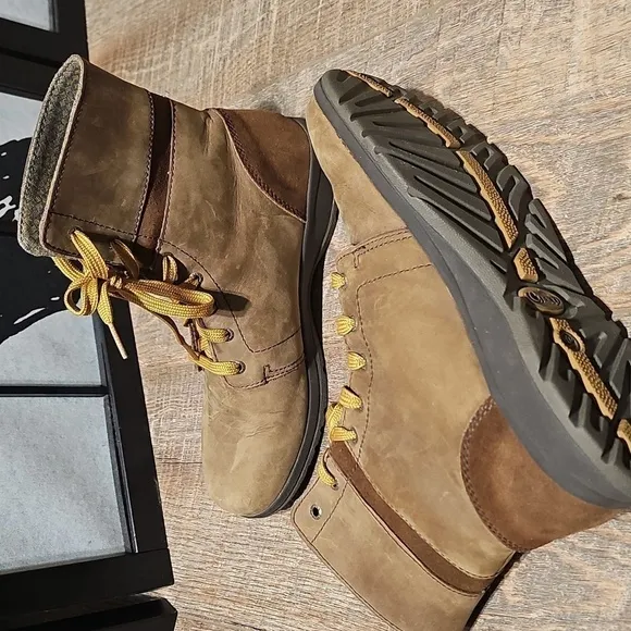 Chaco Tan Lace Up Boots Natilly High-Top Design Convertible Size 6