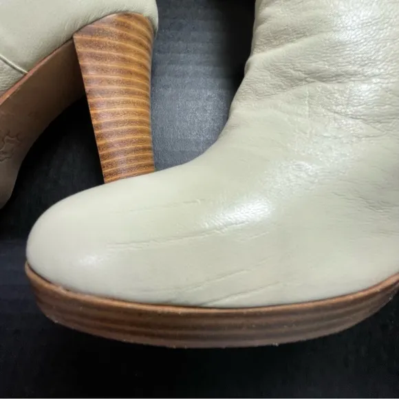 Charles David Elixir Cream and Silver Leather boots 5.5M