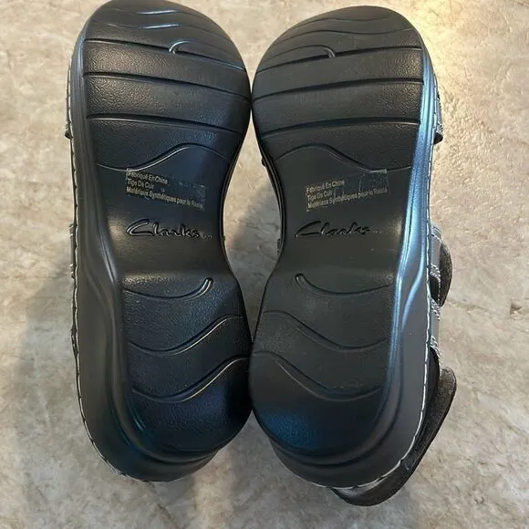CLARKS Bendable Leather Sandals NWOT