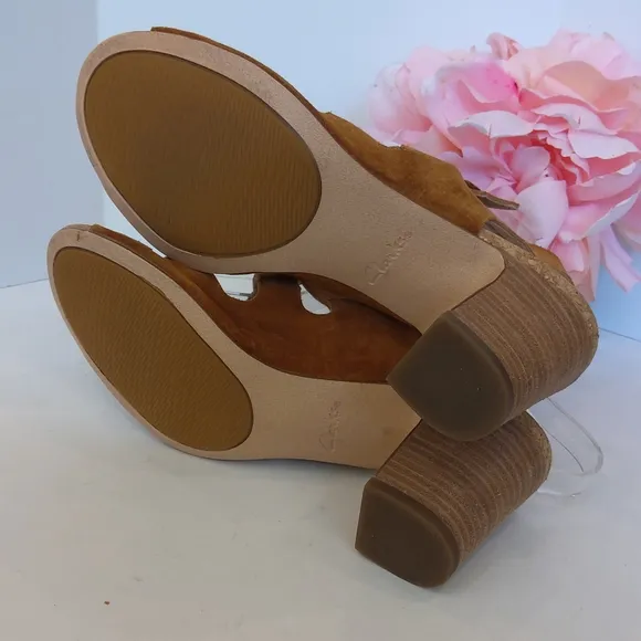 Clark's  soft cushion suede brown leather sandals