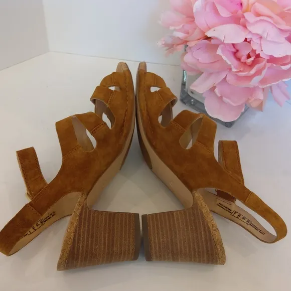 Clark's  soft cushion suede brown leather sandals