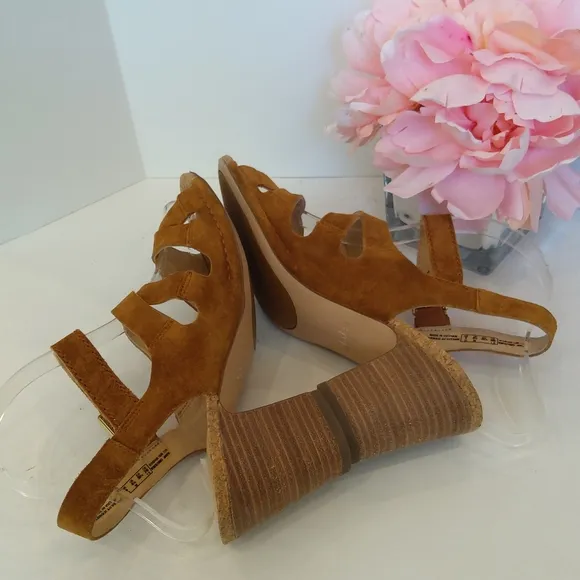 Clark's  soft cushion suede brown leather sandals