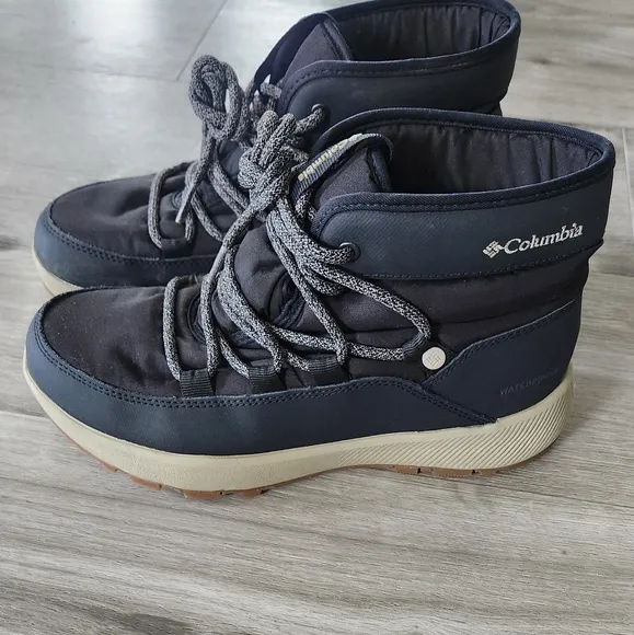 Columbia 'Slopeside Village' Omni Heat Mid Boot
