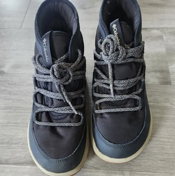 Columbia 'Slopeside Village' Omni Heat Mid Boot