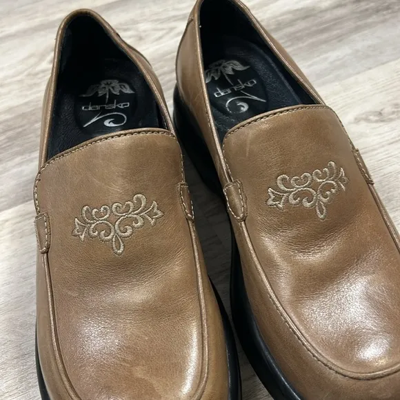 Dansko Royal Romance Tan Leather Embroidered Platform Clog Loafer Comfort Shoes