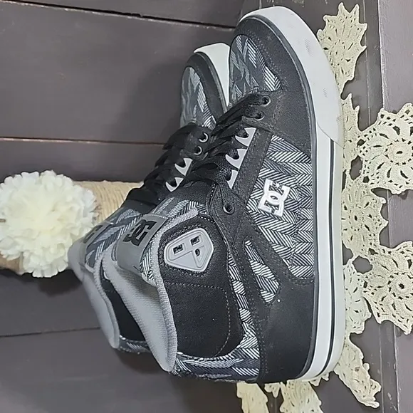 Dc MENS PURE HIGH TOP WC TX SE skate shoe Size 9
