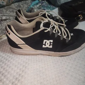 DC SHOE CO EUC MENS SZ 11 BLACK SKATE SNEAKER SHOES
