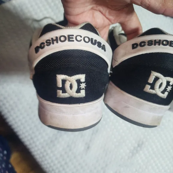 DC SHOE CO EUC MENS SZ 11 BLACK SKATE SNEAKER SHOES