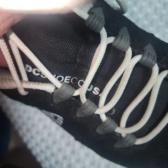 DC SHOE CO EUC MENS SZ 11 BLACK SKATE SNEAKER SHOES