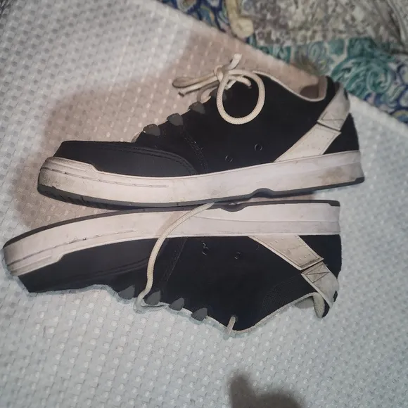 DC SHOE CO EUC MENS SZ 11 BLACK SKATE SNEAKER SHOES