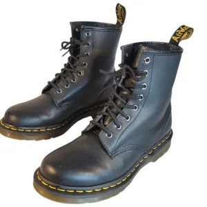 Dr. Martens 1460 Black Leather Classic Women's Fashion All Weather Boots Size 8