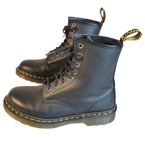 Dr. Martens 1460 Black Leather Classic Women's Fashion All Weather Boots Size 8