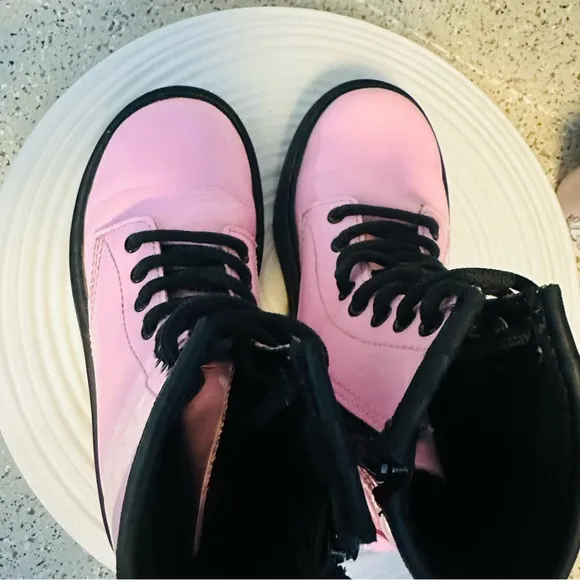 DR MARTENS 1460 Youth Patent leather 8 eye Boots US 12 Pale Pink