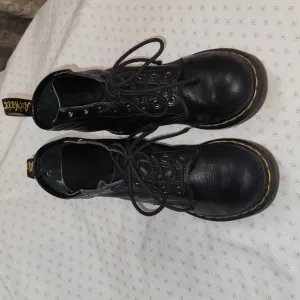 Dr. Martens black leather lace-up kids combat boots sz 4 US (big boy)
